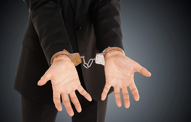 万引きで警察に通報されたら...|万引きの通報装置って?通報後の逮捕についても解説 19 arrest 0823 80