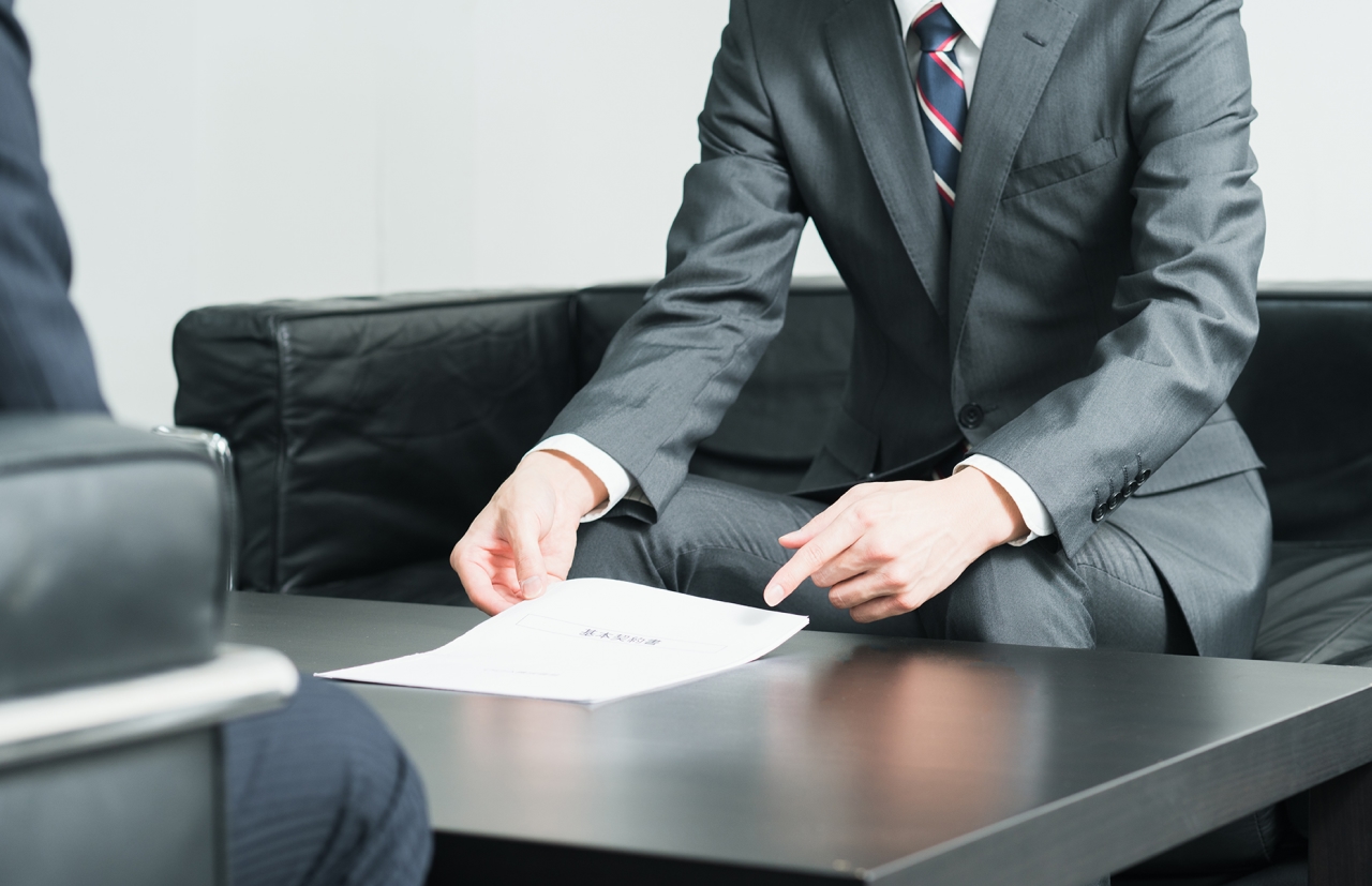 ひき逃げ事件の示談金を調査|重症・軽傷の場合は?実例で見る示談金相場 5 利用するならスマホで無料相談?全国弁護士検索?ひき逃げ事件の解決策